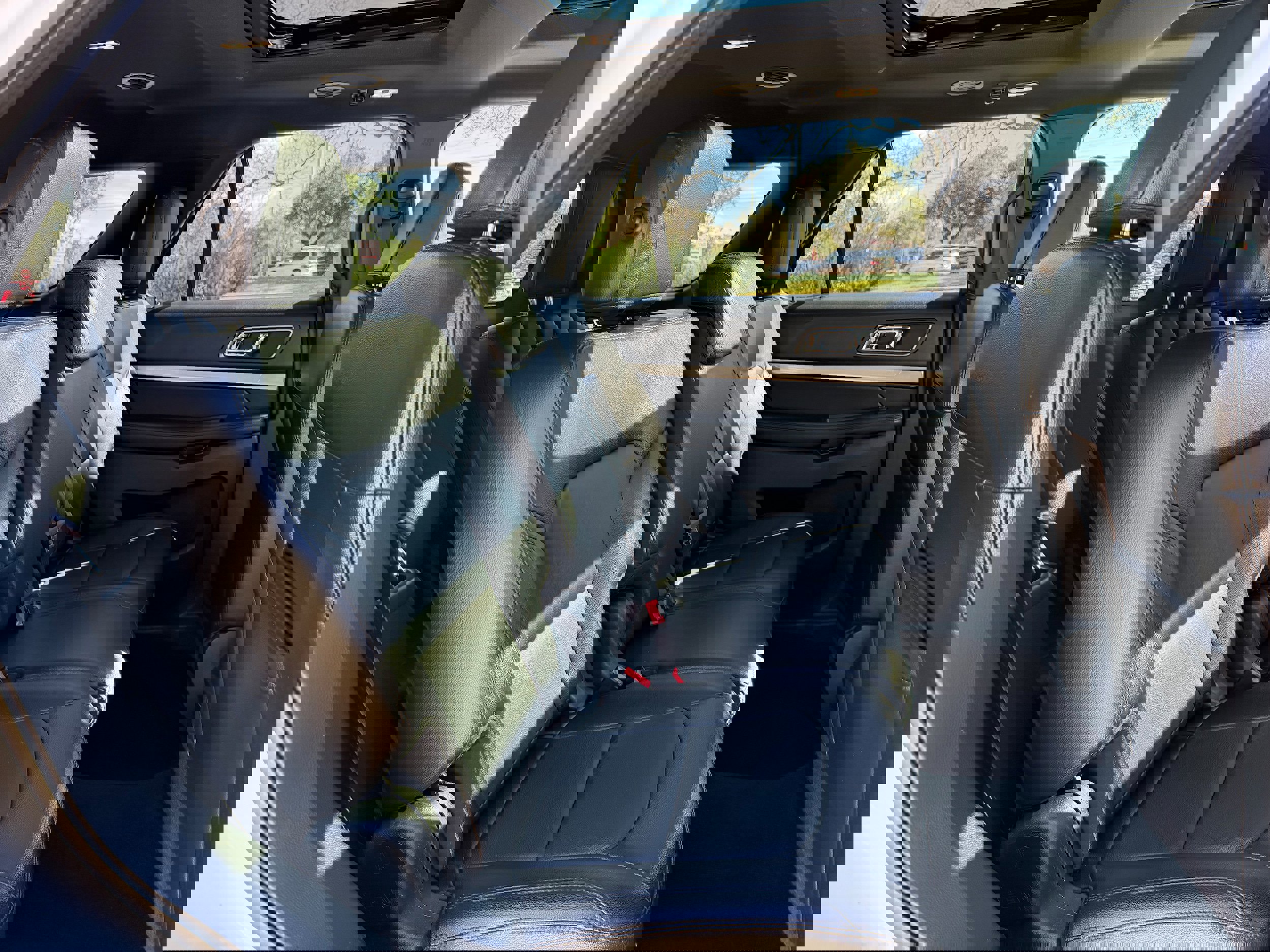 Used 2018 Ford Explorer XLT w/ Equipment Group 202A AWD/4WD image 12