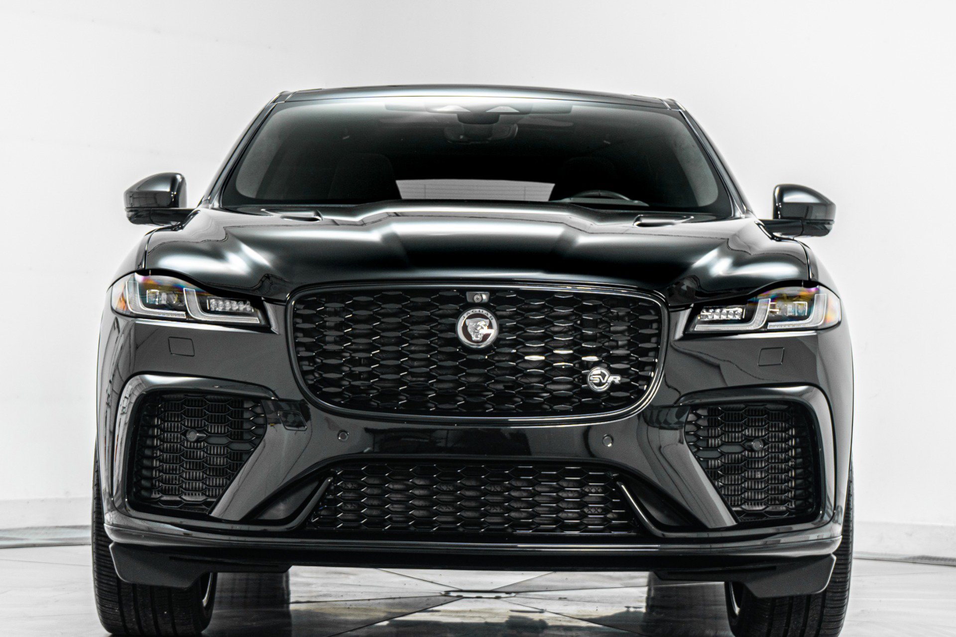 Used 2023 Jaguar F-PACE SVR image 4