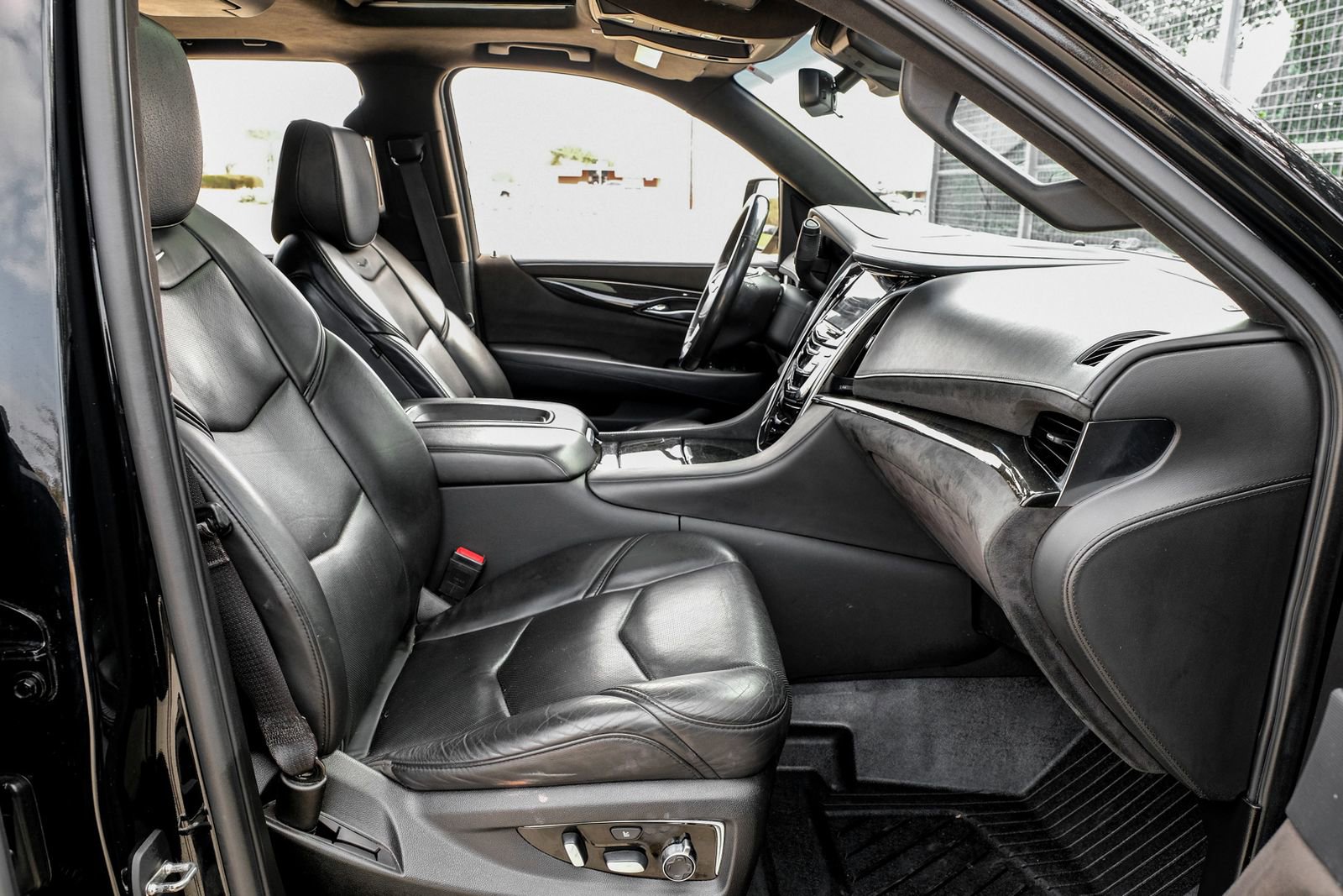 Used 2019 Cadillac Escalade ESV Platinum image 30