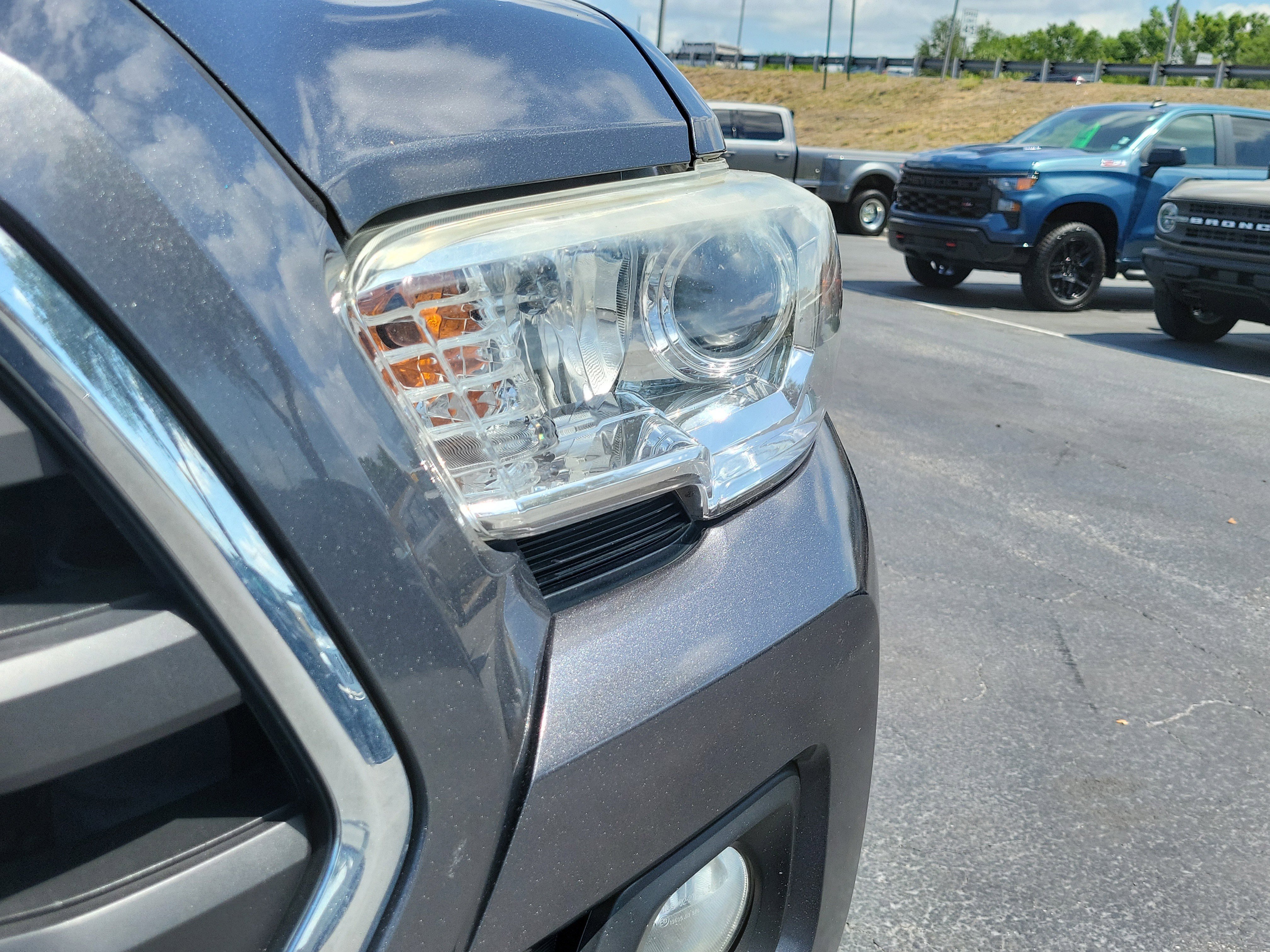 Used 2019 Toyota Tacoma SR5 AWD/4WD image 3