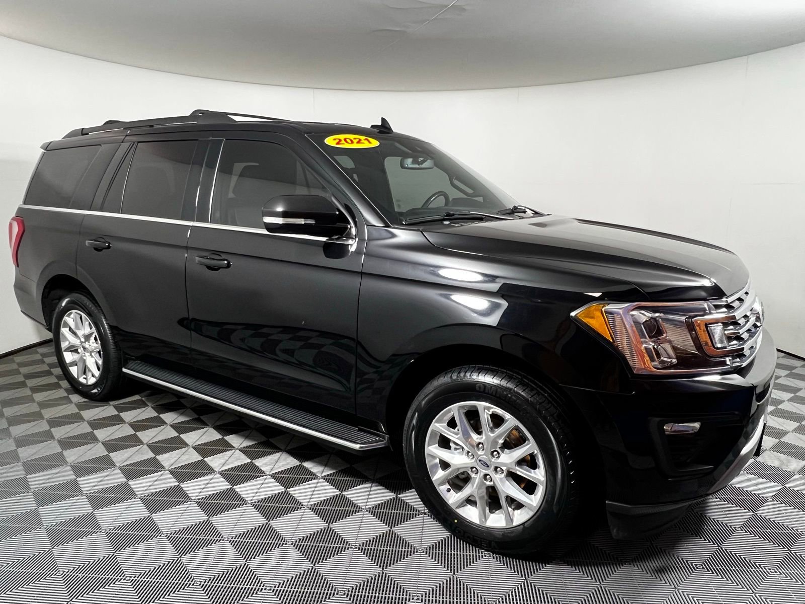 Used 2021 Ford Expedition XLT image 3