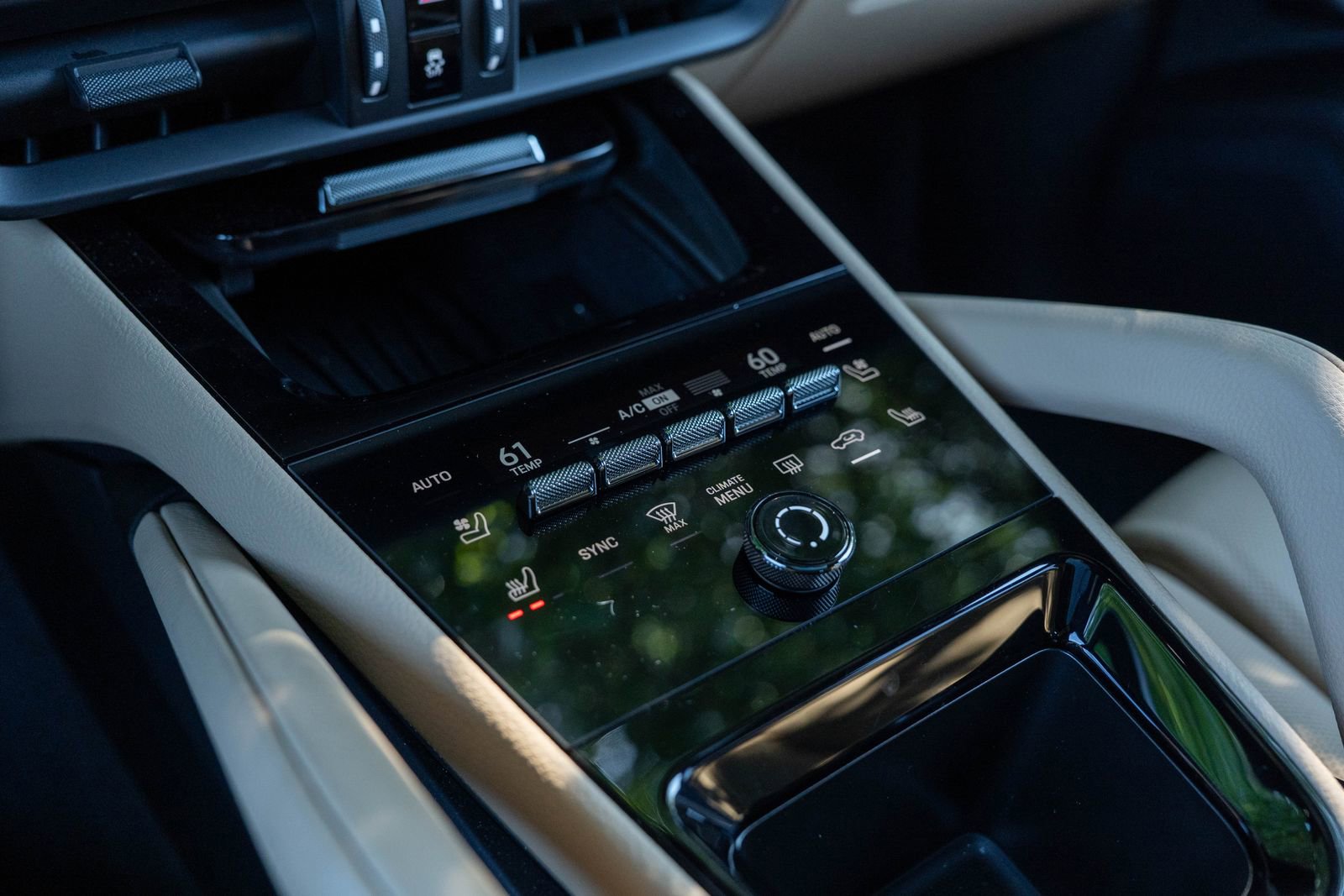 Certified 2025 Porsche Cayenne E-Hybrid w/ Premium Package Plus image 29