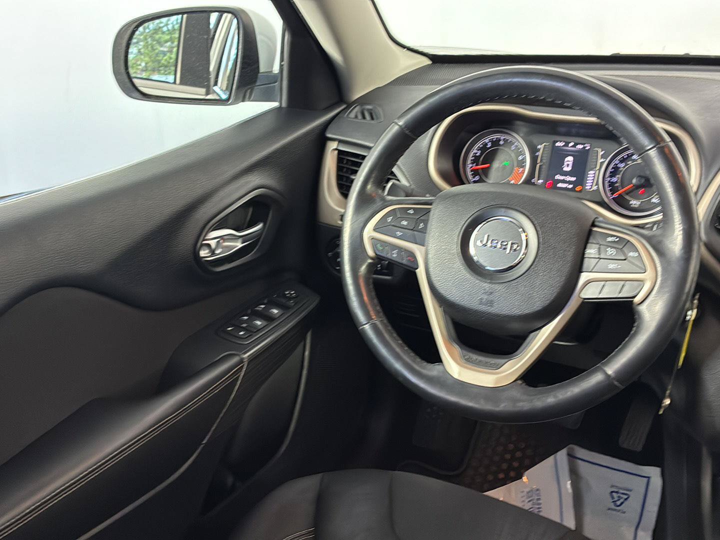 Used 2015 Jeep Cherokee Latitude w/ Cold Weather Group FWD image 16