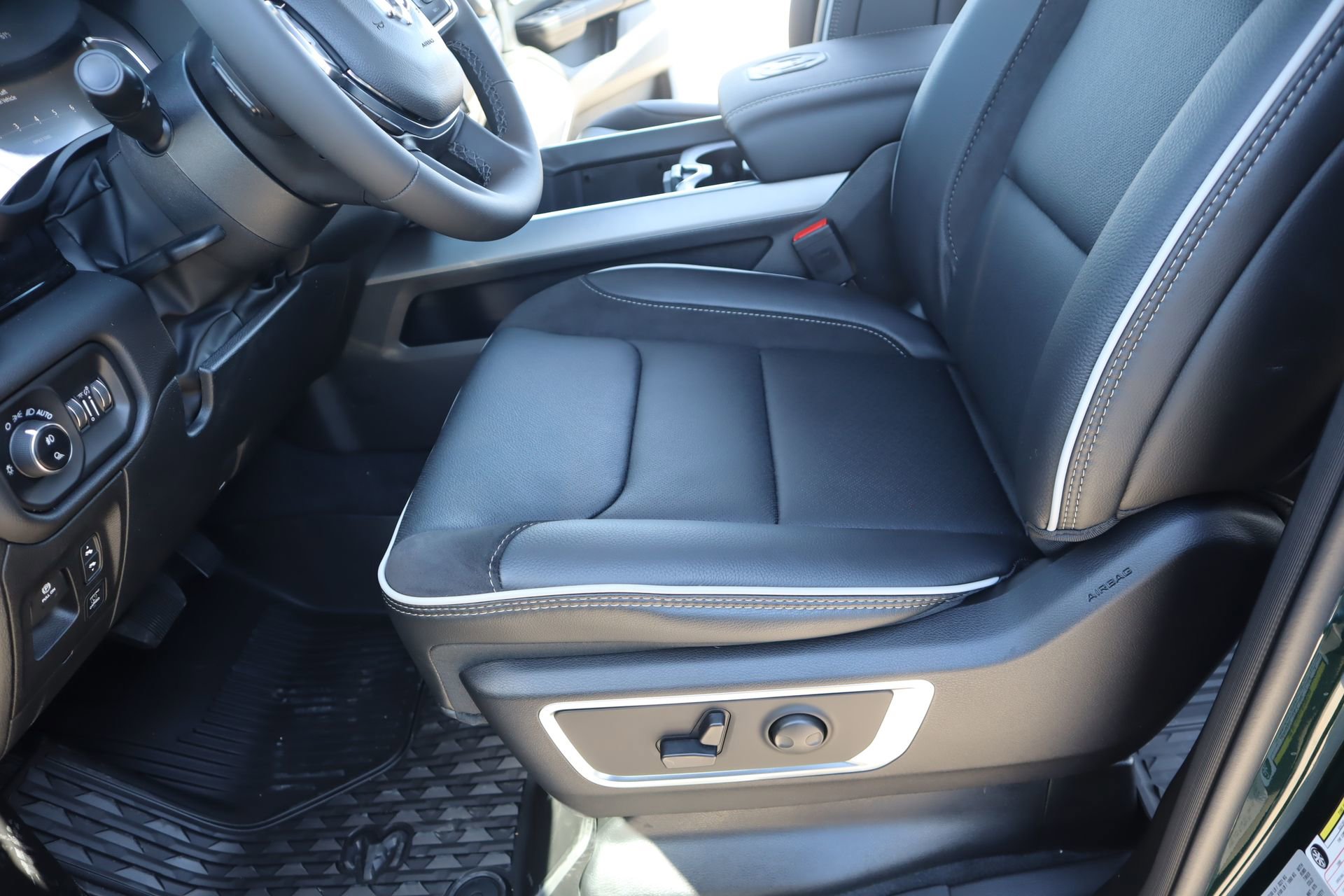 New 2026 RAM 1500 Laramie AWD/4WD image 12