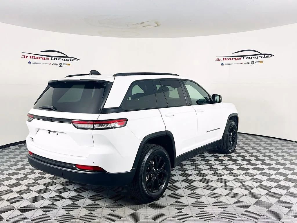 Used 2024 Jeep Grand Cherokee Altitude AWD/4WD image 8