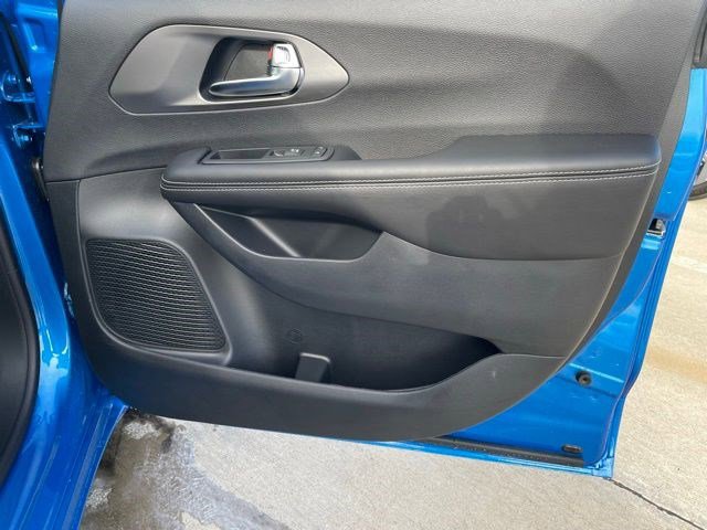 New 2026 Chrysler Pacifica Select w/ S Appearance Package image 11