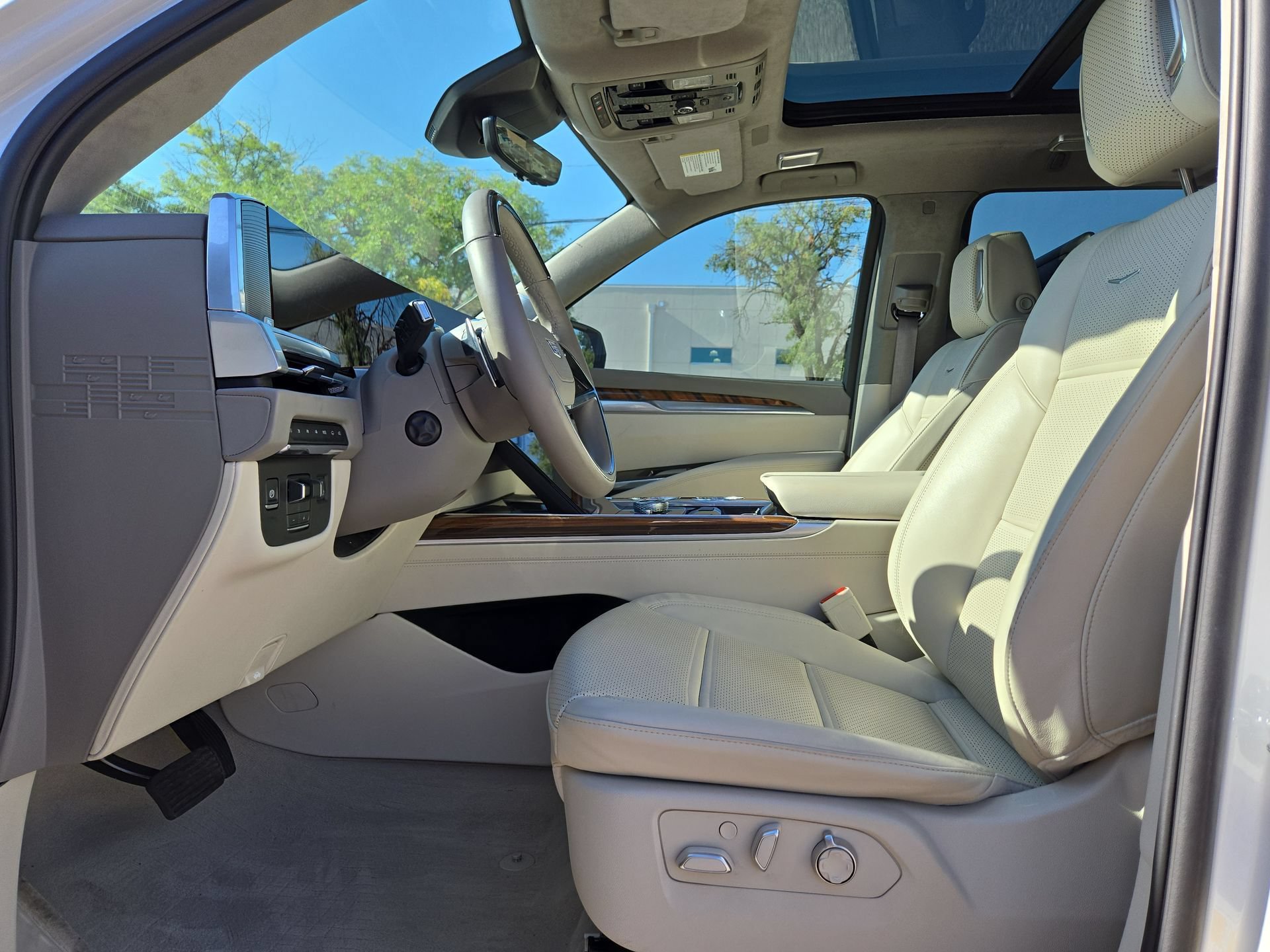 Certified 2025 Cadillac Escalade ESV Sport Platinum w/ LPO, Floor Liner Package AWD/4WD image 16