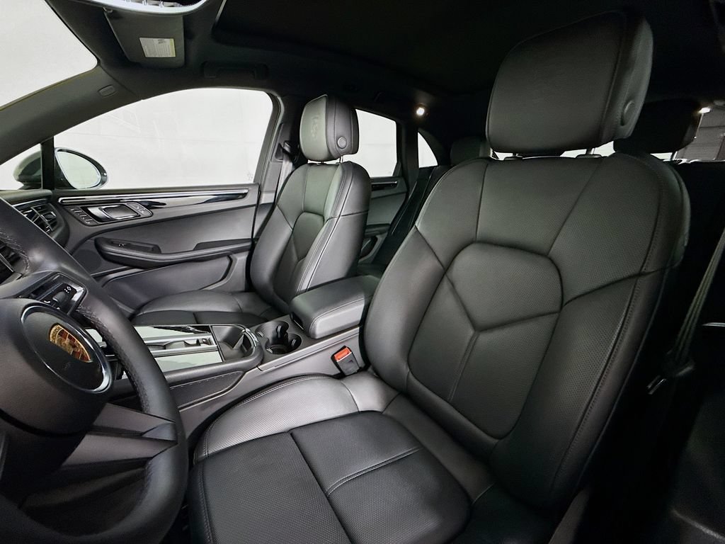 Certified 2025 Porsche Macan AWD/4WD image 5