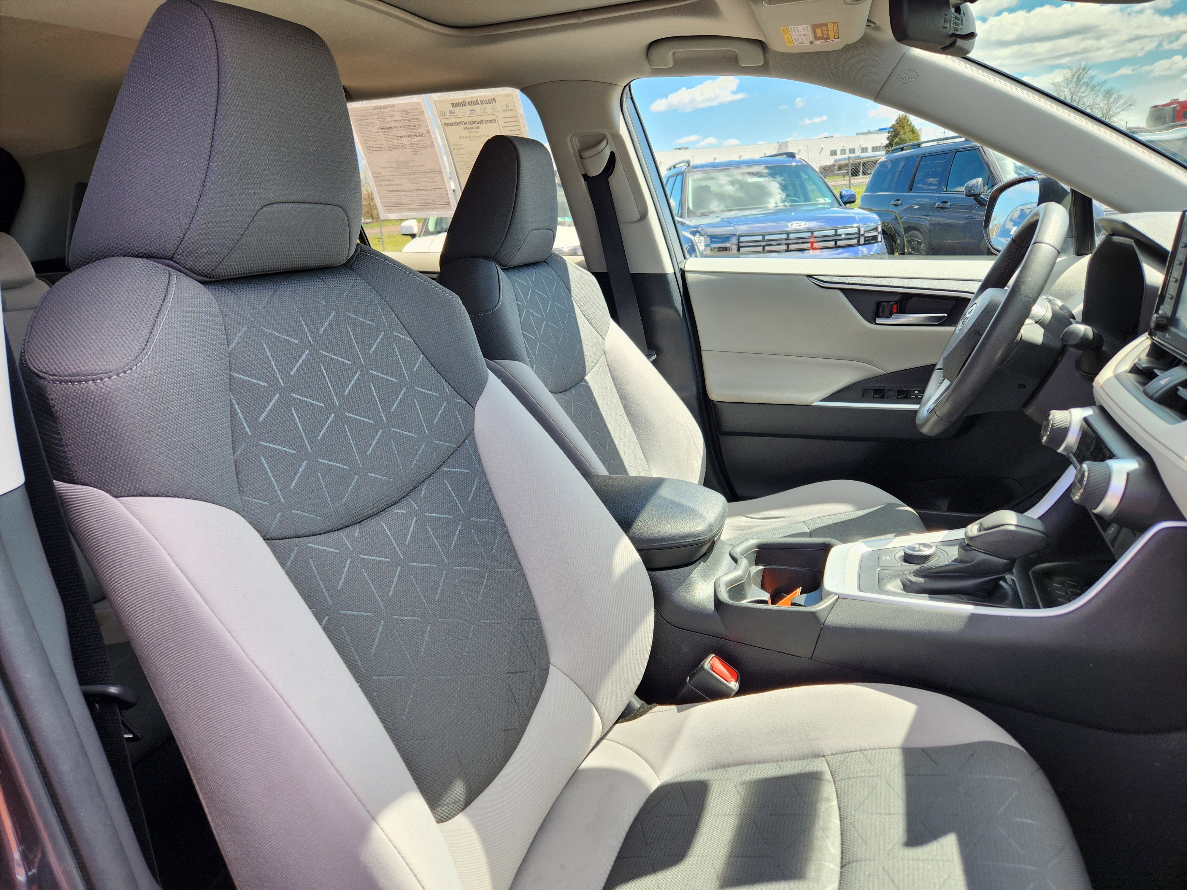 Used 2021 Toyota RAV4 XLE w/ Convenience Package image 16