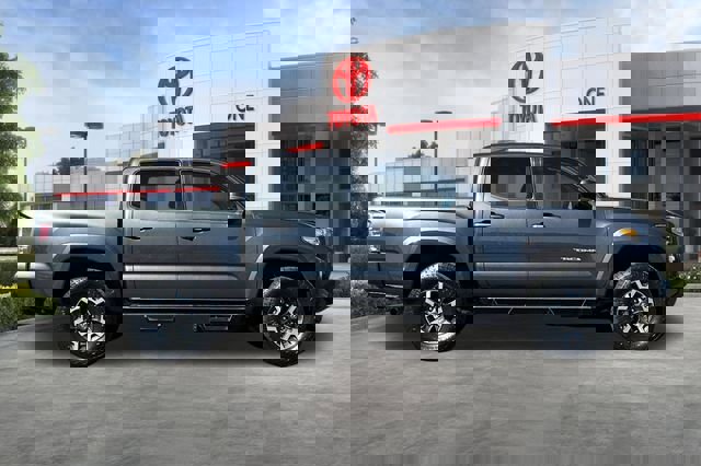 Used 2021 Toyota Tacoma TRD Sport w/ Technology Package image 3