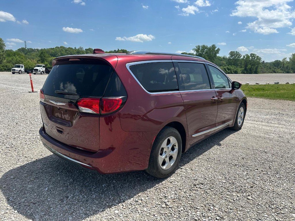 Used 2017 Chrysler Pacifica Touring-L Plus FWD image 3