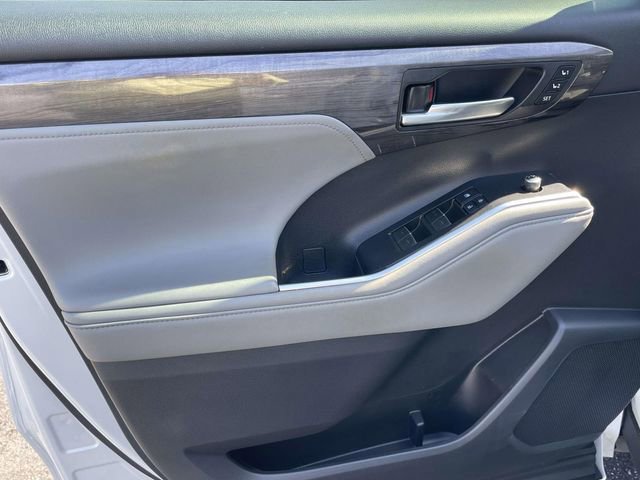 Used 2022 Toyota Highlander Limited image 14