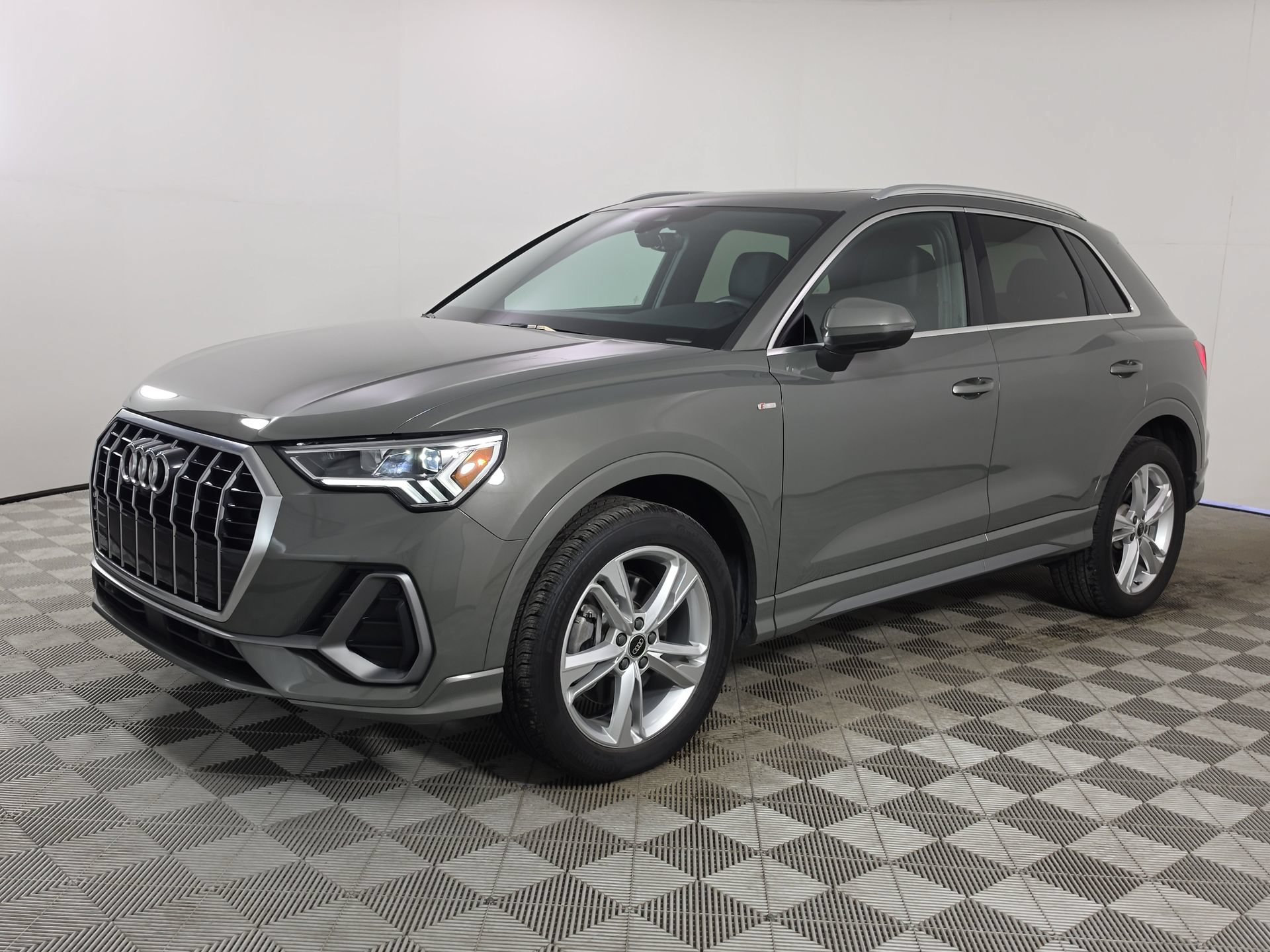 Certified 2023 Audi Q3 2.0T Premium Plus AWD/4WD image 3