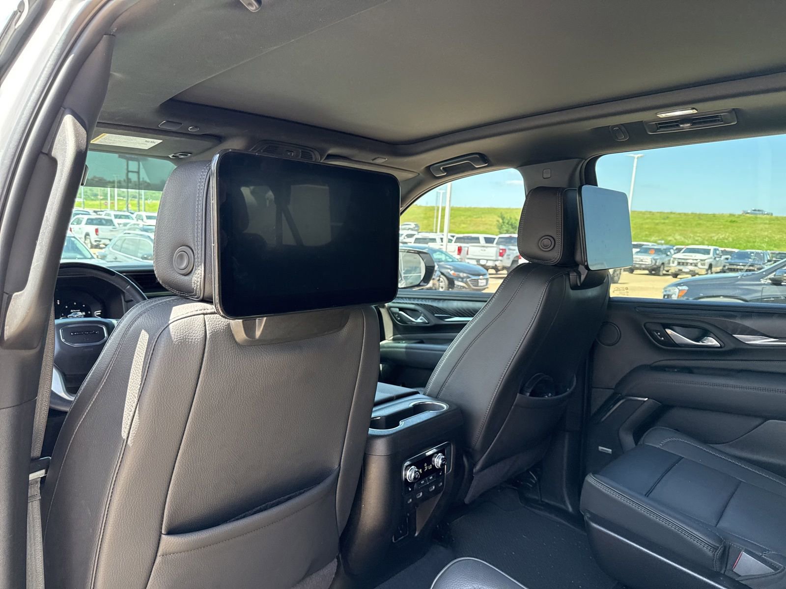Used 2024 GMC Yukon XL Denali w/ Denali Reserve Package AWD/4WD image 11