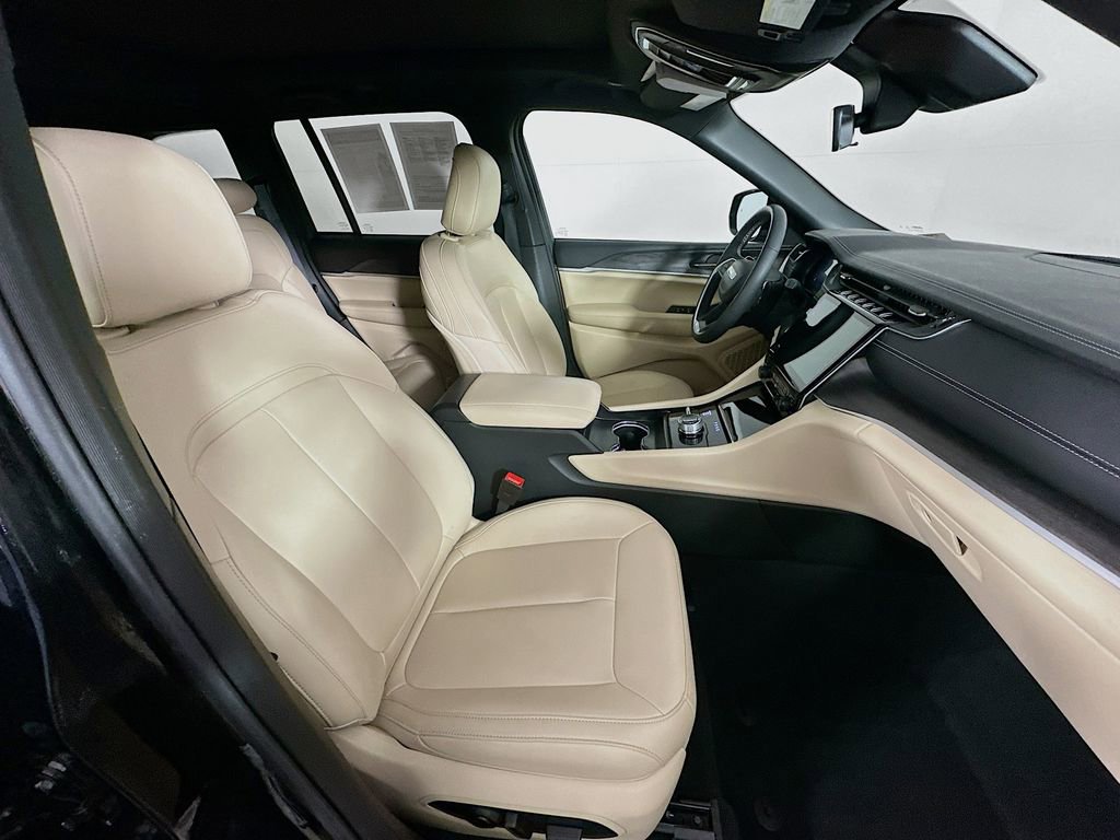 Certified 2025 Jeep Grand Cherokee Limited AWD/4WD image 40