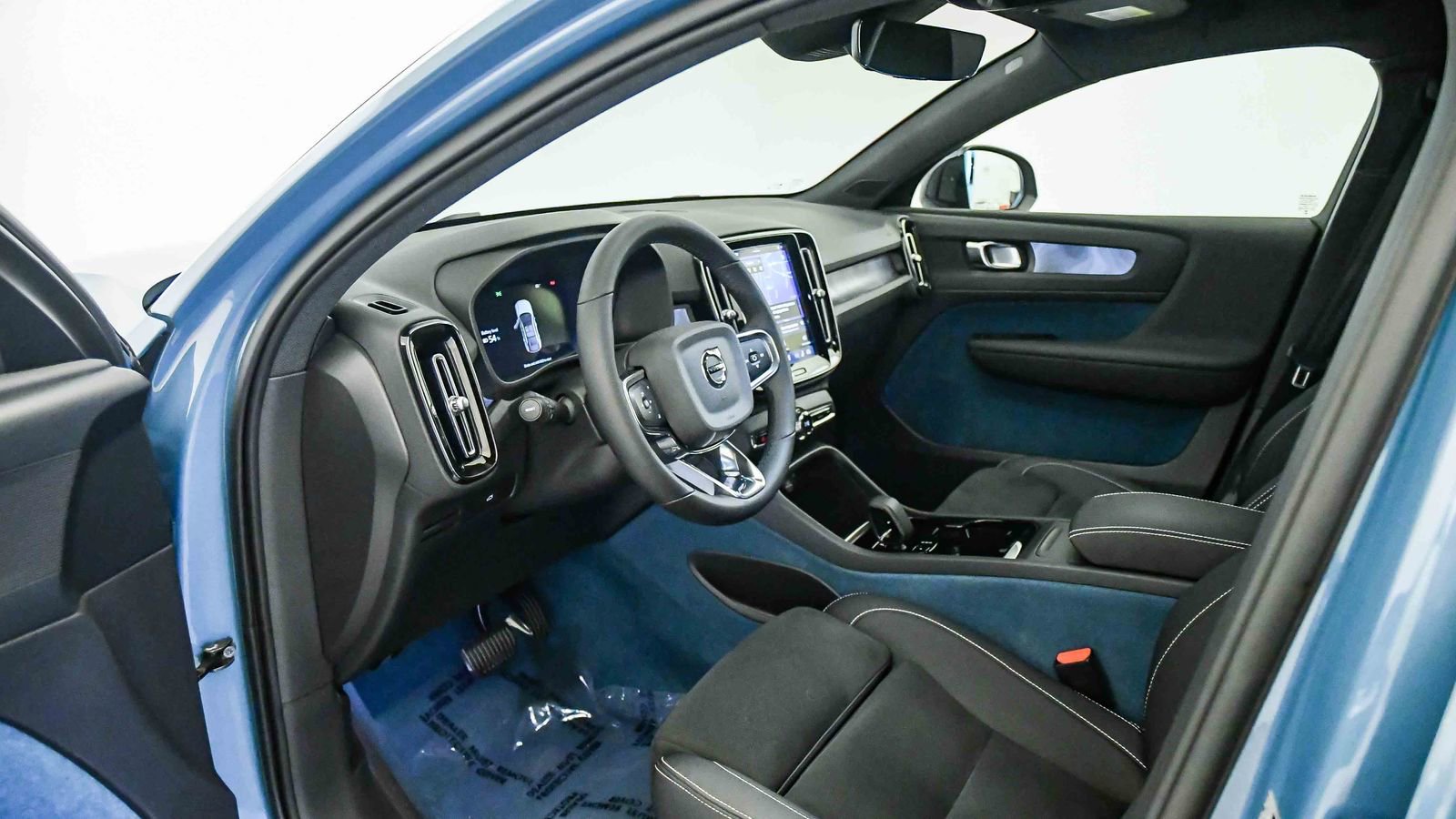 Certified 2023 Volvo C40 P8 Recharge Plus w/ Climate Package AWD/4WD image 19