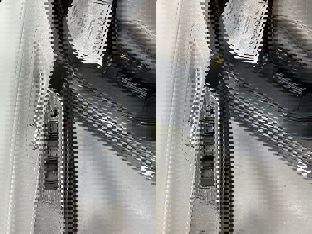 Used 2025 Toyota Sienna XLE image 9