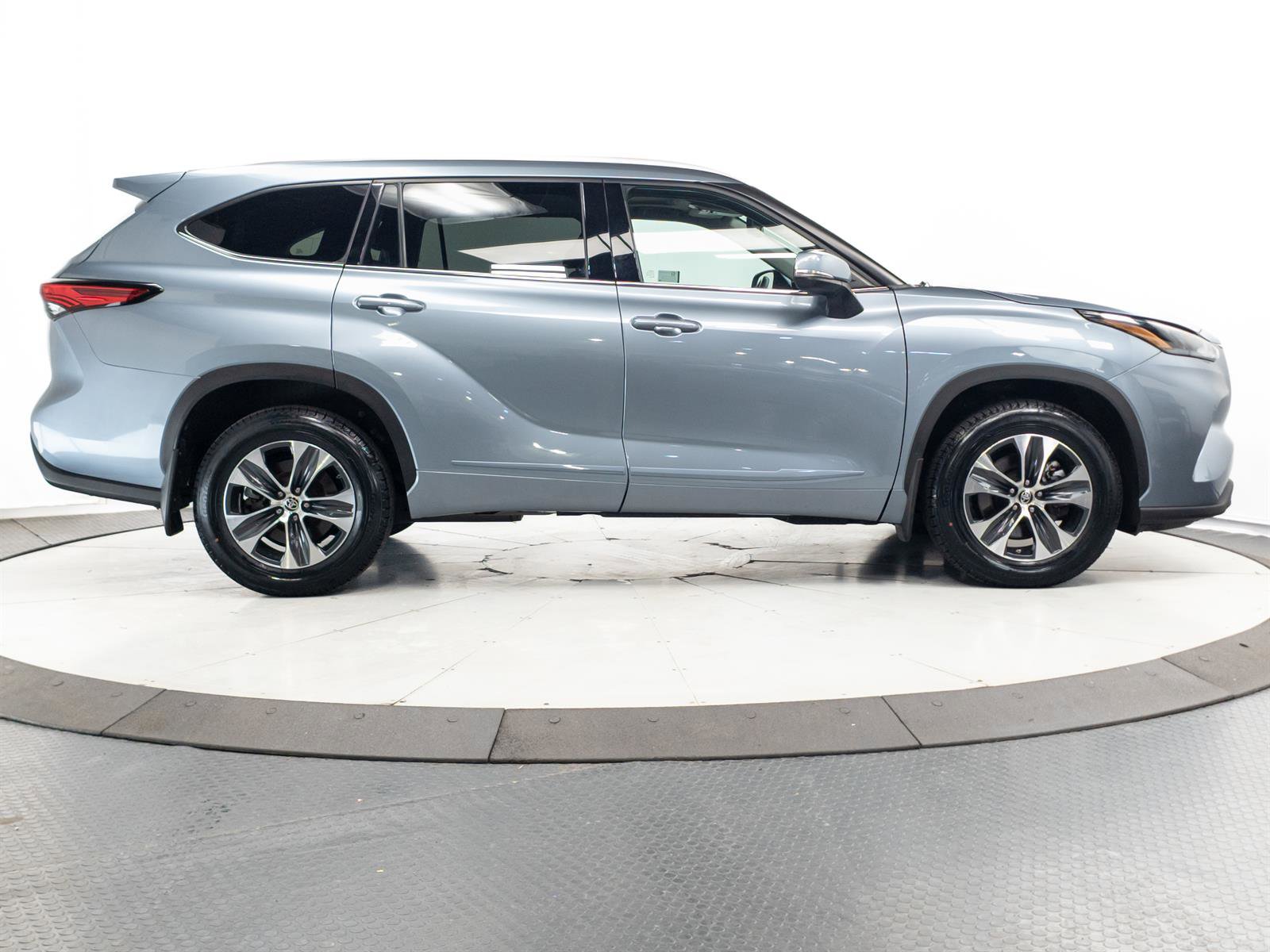 Used 2022 Toyota Highlander XLE AWD/4WD image 14