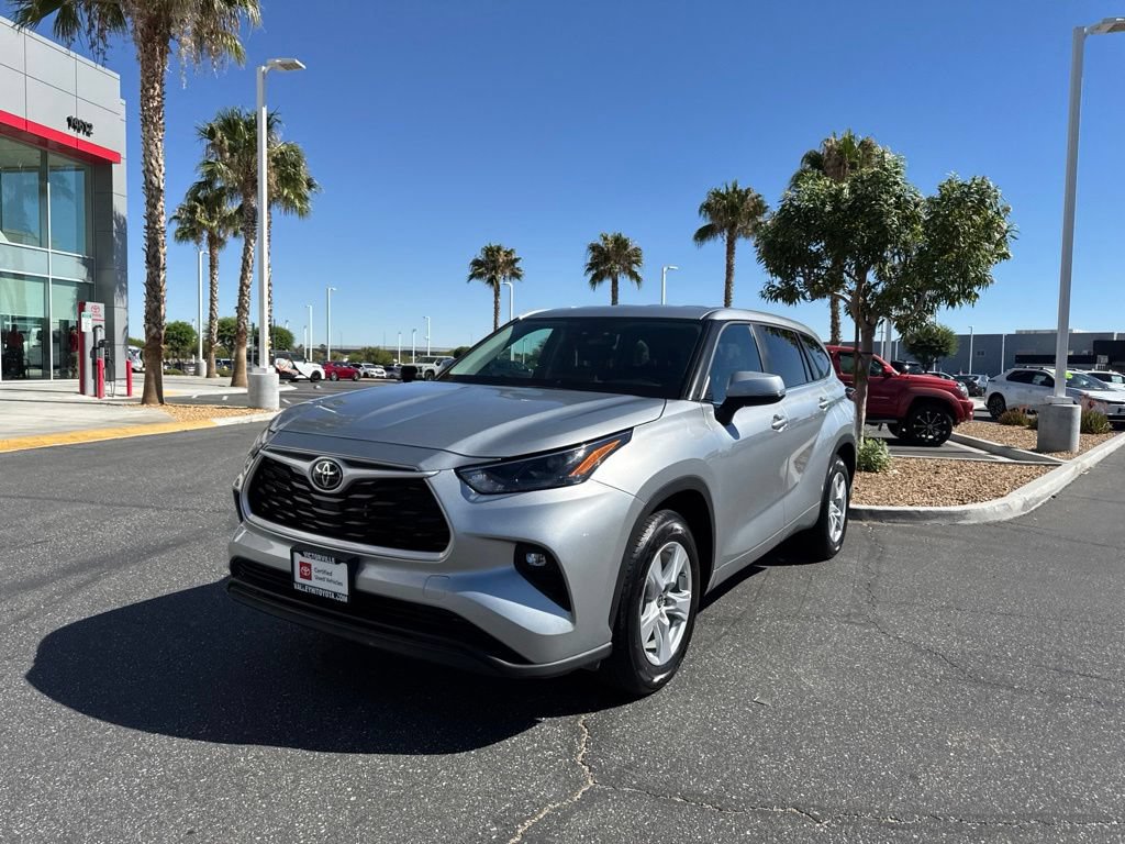 Certified 2025 Toyota Highlander LE FWD image 2