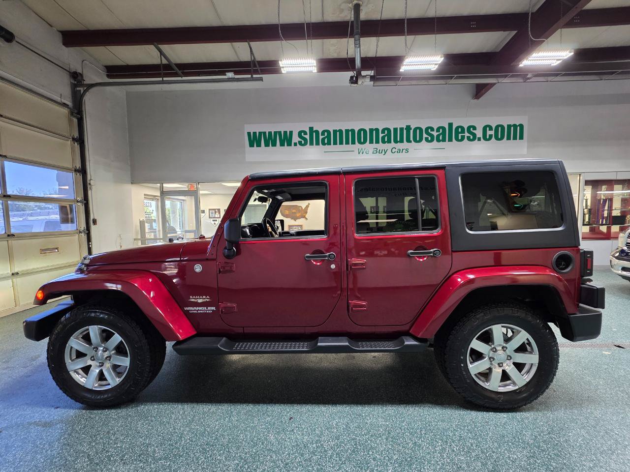 Used 2012 Jeep Wrangler Unlimited Sahara w/ Max Tow Pkg AWD/4WD image 11