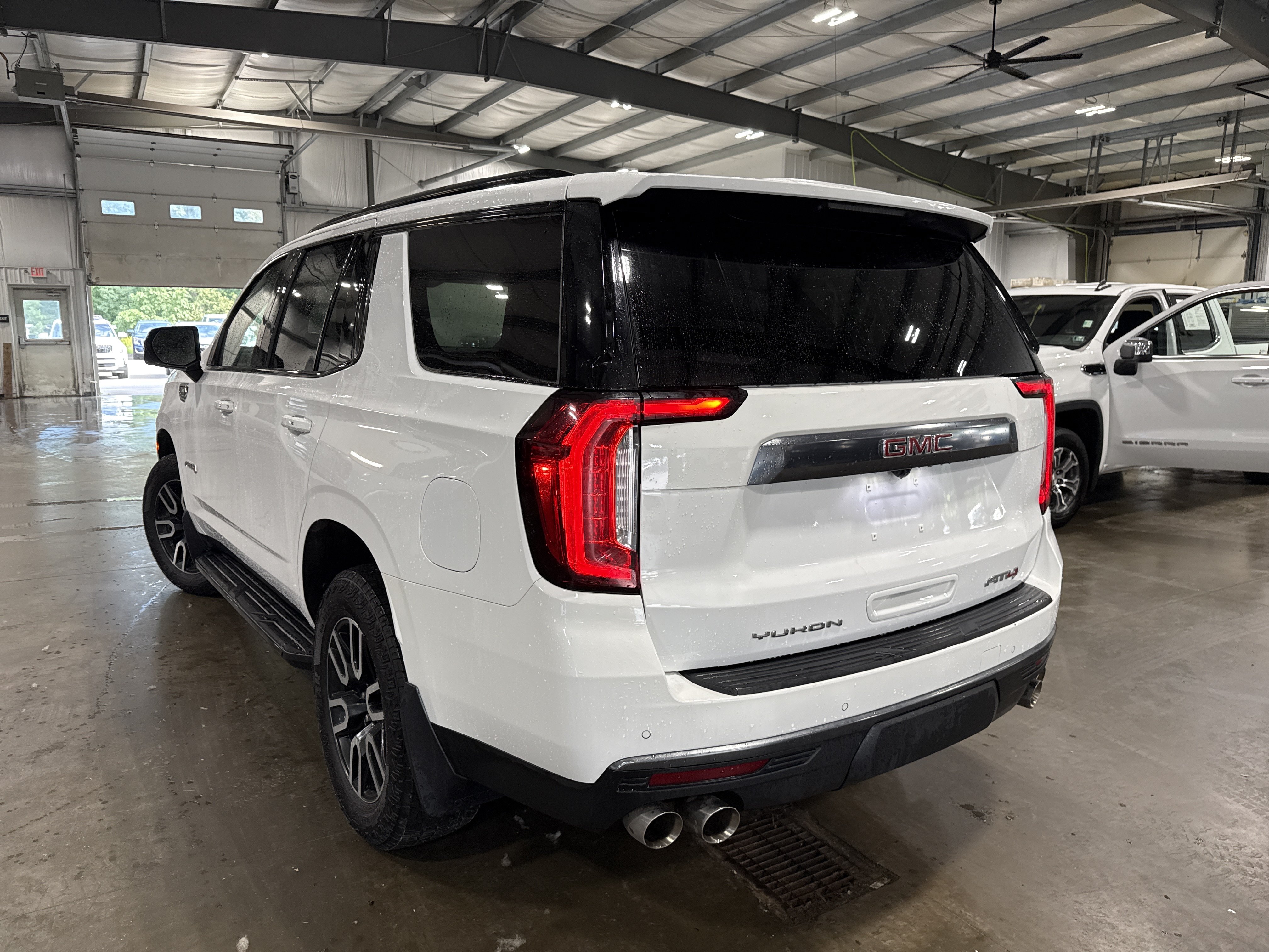 Used 2024 GMC Yukon AT4 w/ Technology Package AWD/4WD image 4