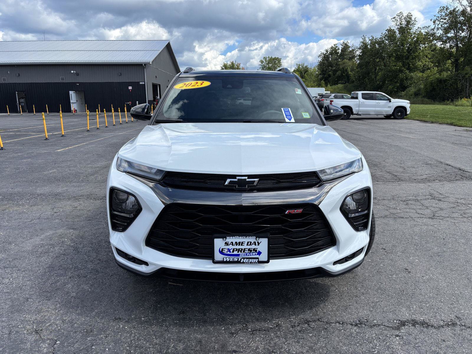 Used 2023 Chevrolet TrailBlazer RS w/ Convenience Package FWD image 2