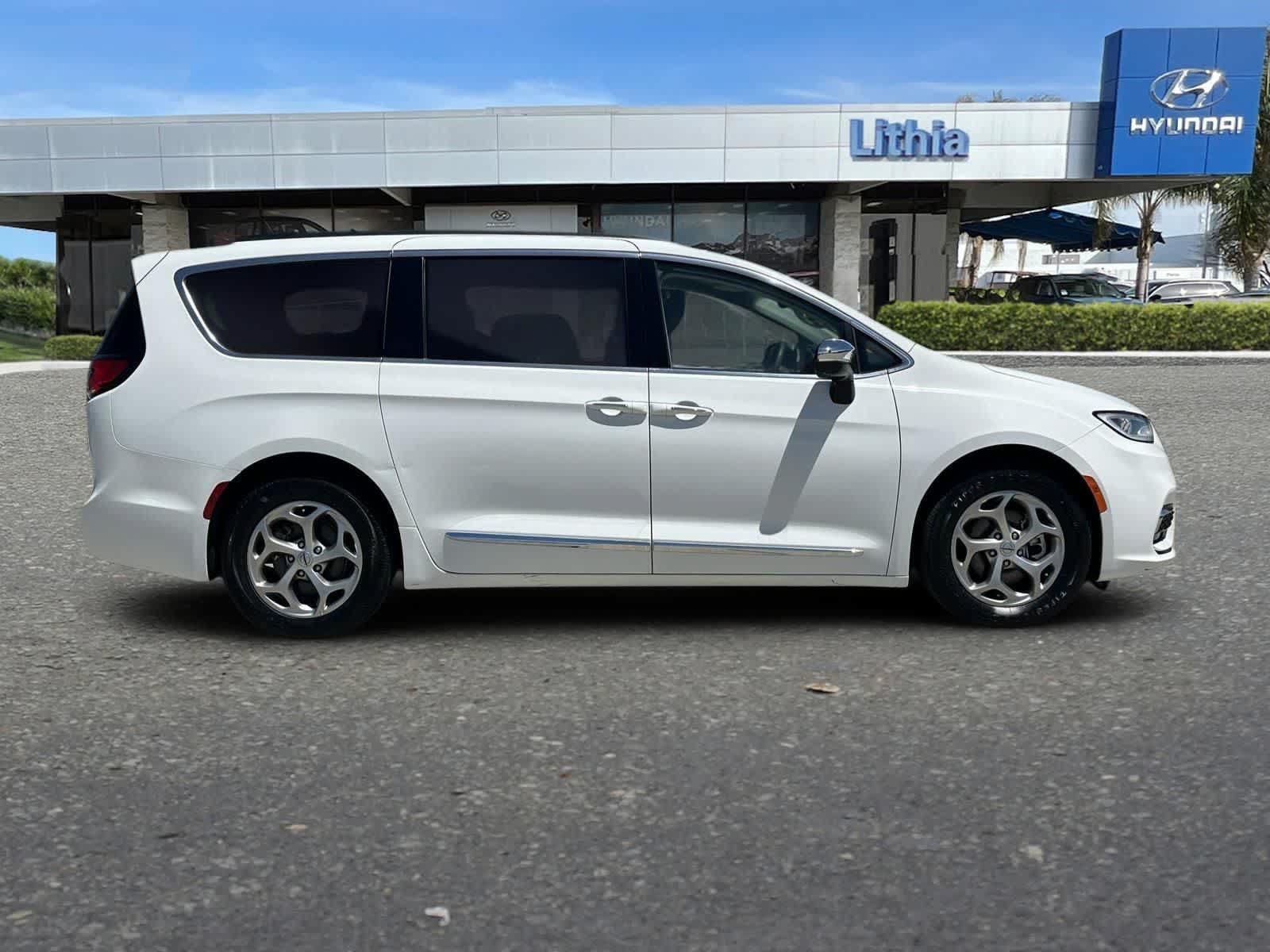 Used 2023 Chrysler Pacifica Limited FWD image 9