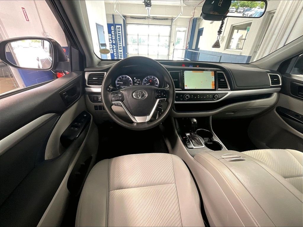 Used 2019 Toyota Highlander LE AWD/4WD image 18