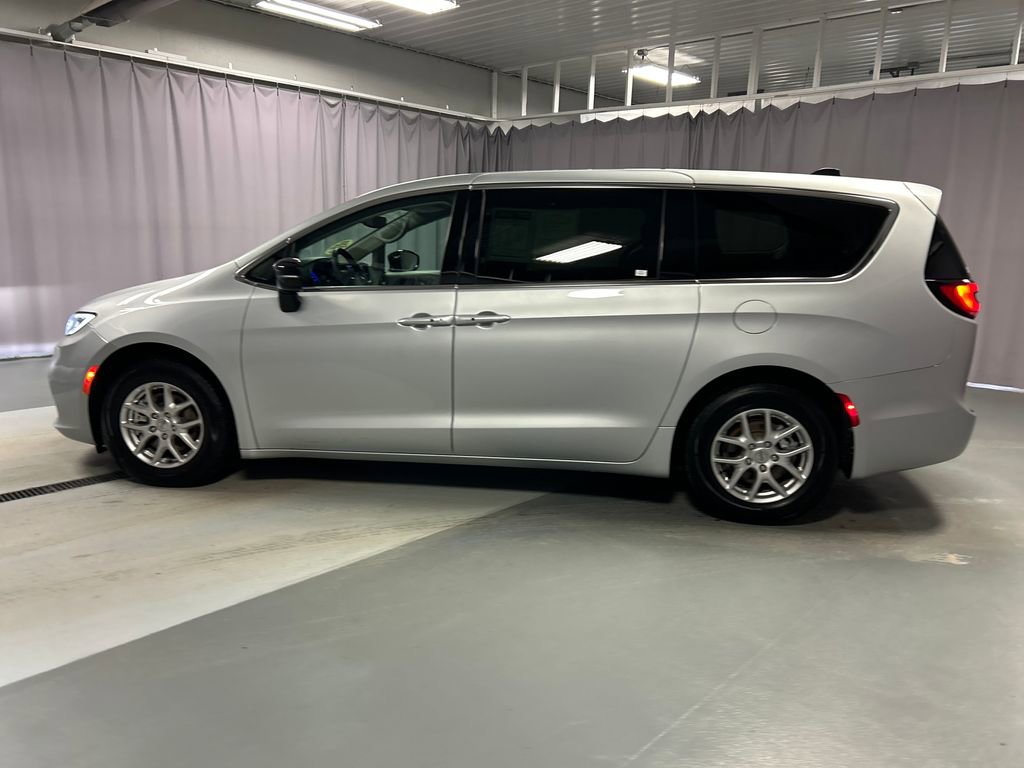 Used 2024 Chrysler Pacifica Touring-L image 4
