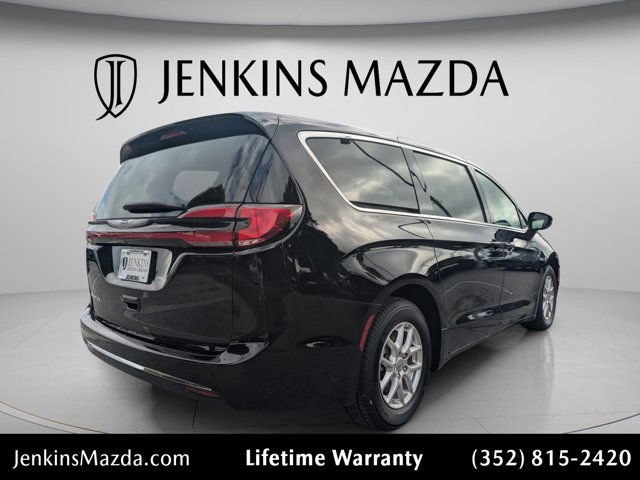 Used 2024 Chrysler Pacifica Touring-L FWD image 7
