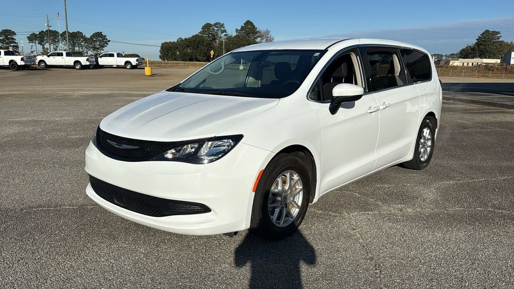 Used 2022 Chrysler Voyager LX image 4