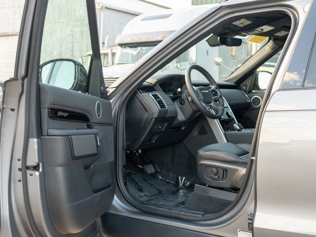 New 2025 Land Rover Discovery S image 10