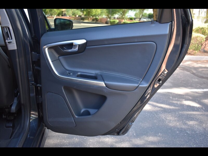 Used 2016 Volvo XC60 T5 Platinum FWD image 27