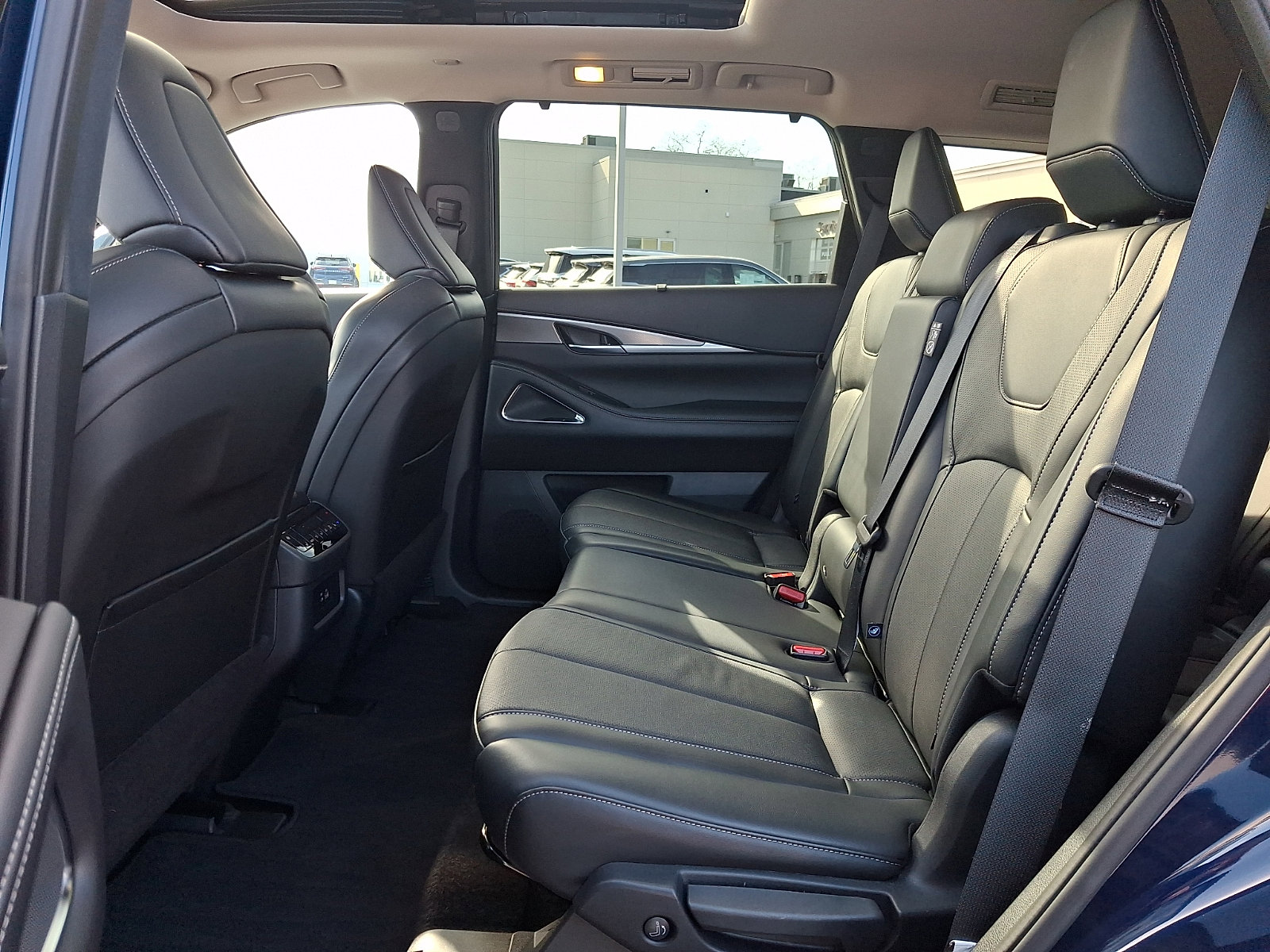 Certified 2025 INFINITI QX60 Luxe image 10