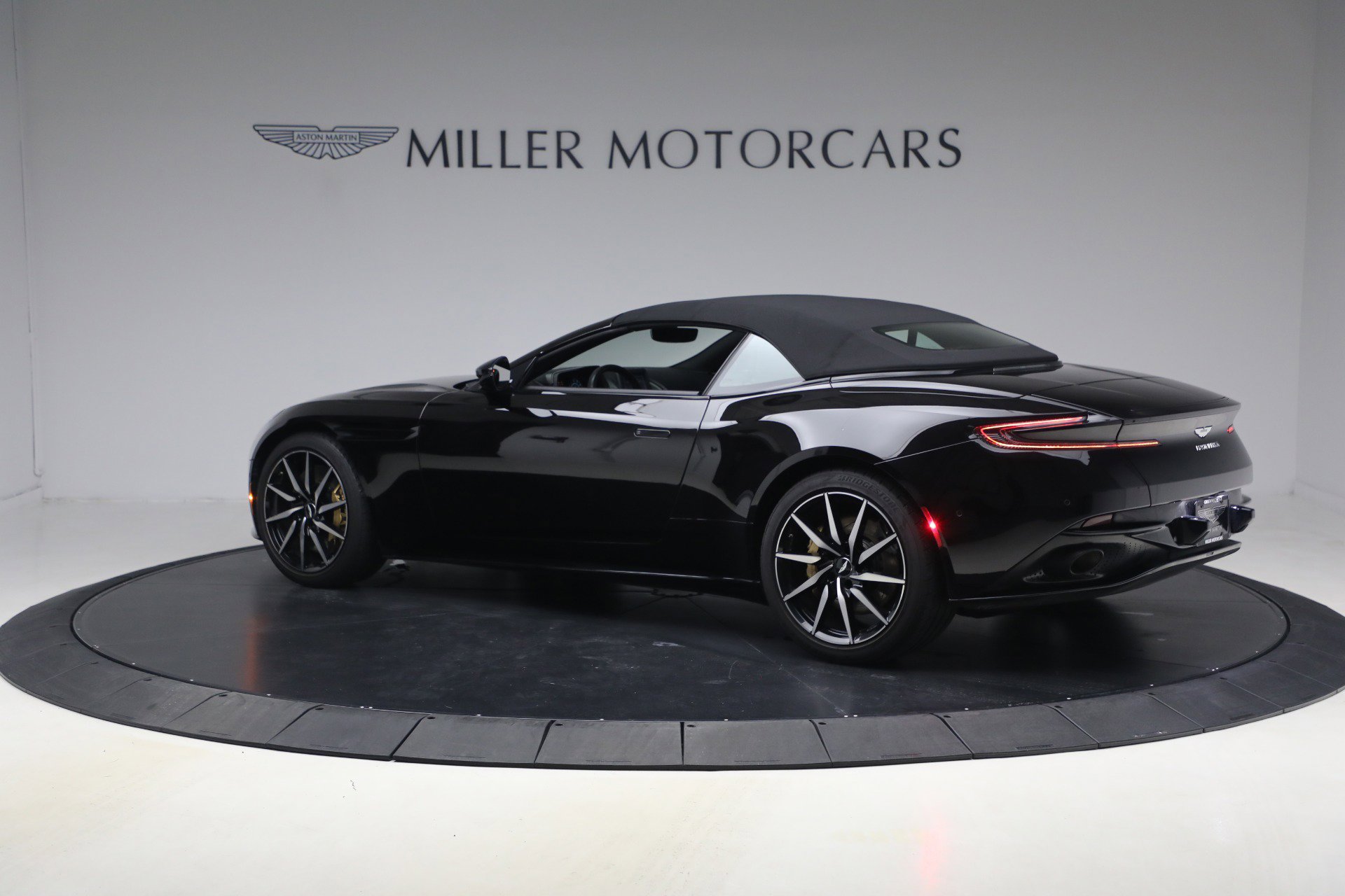 Used 2020 Aston Martin DB11 Volante image 16