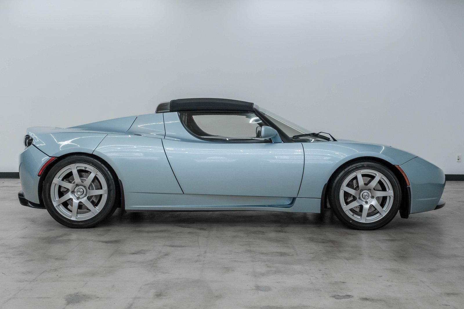 Used 2010 Tesla Roadster image 4