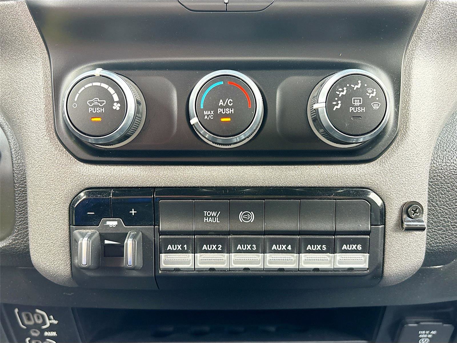 Used 2024 RAM 2500 Tradesman w/ Chrome Appearance Group image 17