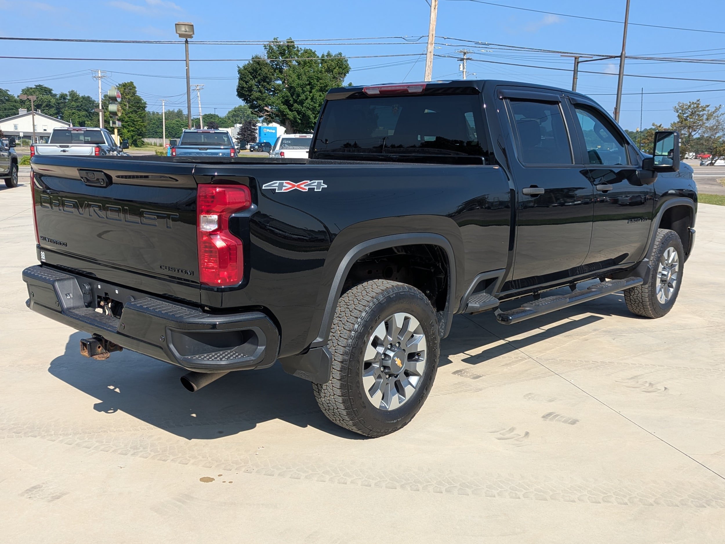 Used 2024 Chevrolet Silverado 2500 Custom w/ Custom Value Package AWD/4WD image 4