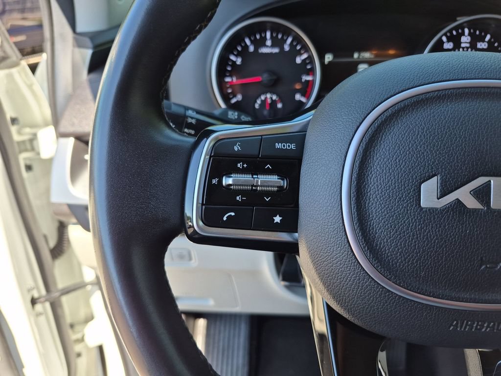 Used 2024 Kia Carnival LX FWD image 21