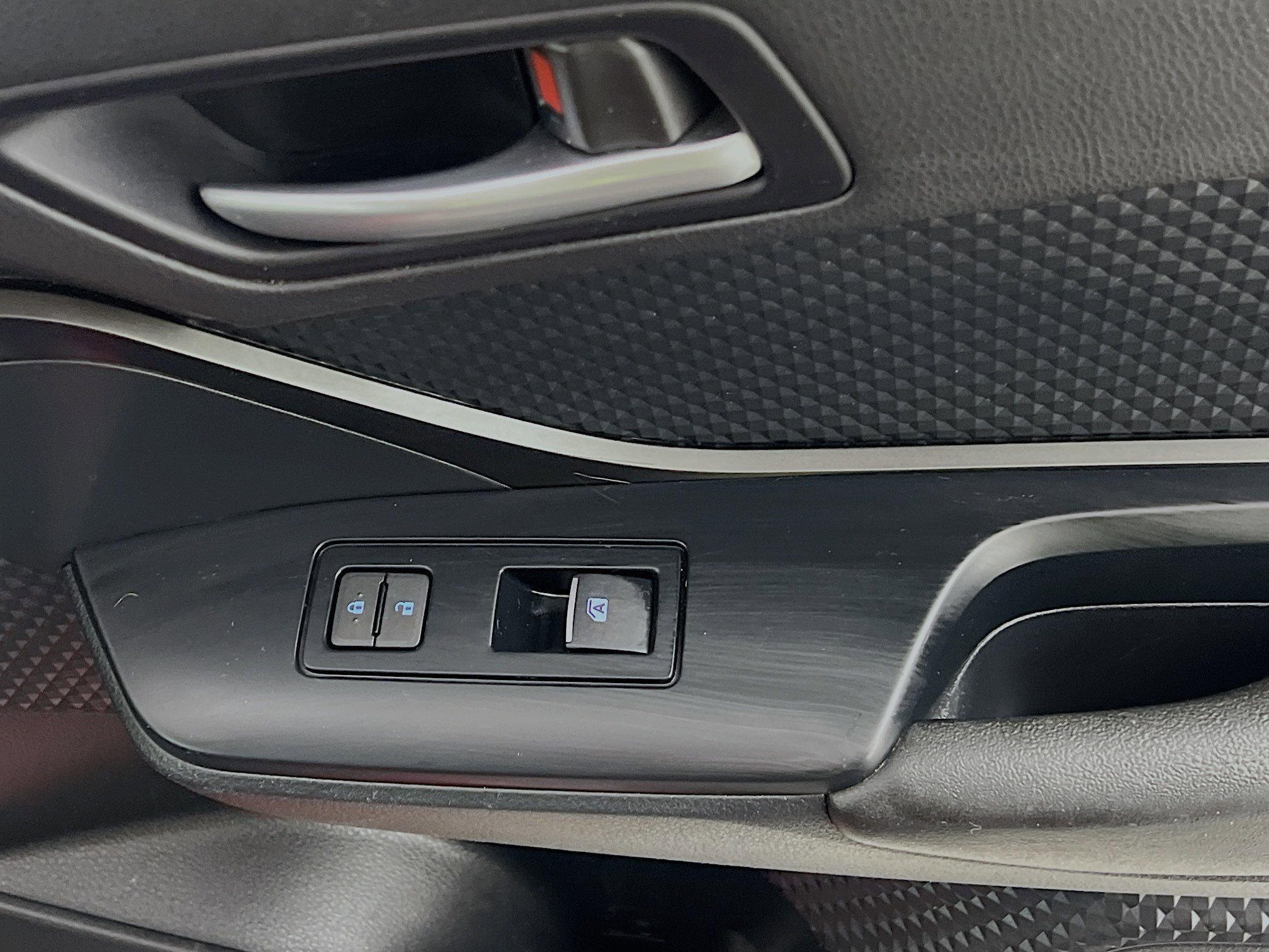 Used 2018 Toyota C-HR XLE image 31