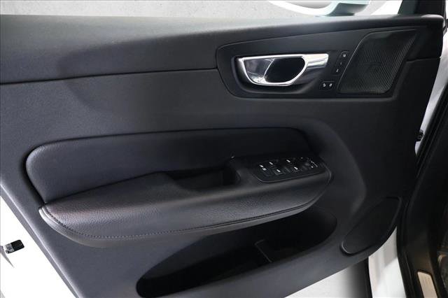 Used 2019 Volvo XC60 T6 Momentum w/ Multimedia Package image 10