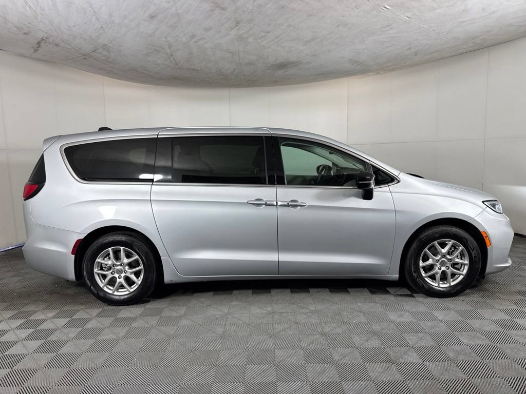Certified 2024 Chrysler Pacifica Touring-L FWD image 4