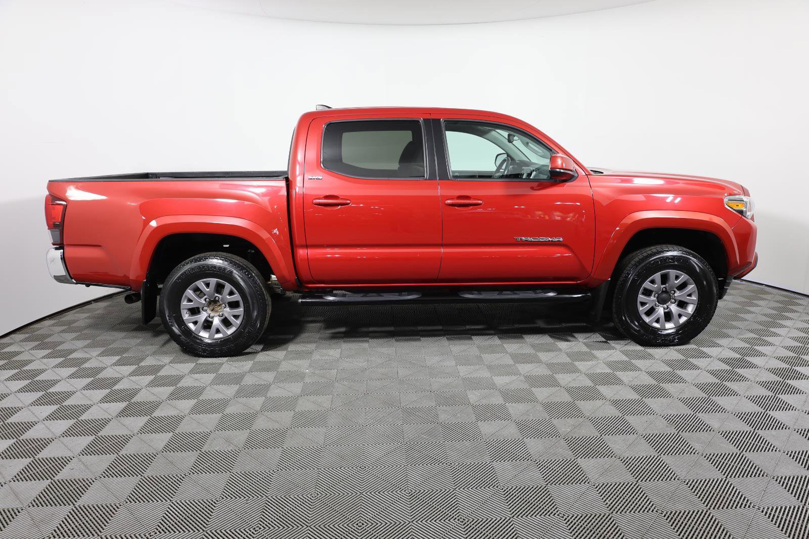 Used 2018 Toyota Tacoma SR5 AWD/4WD image 4