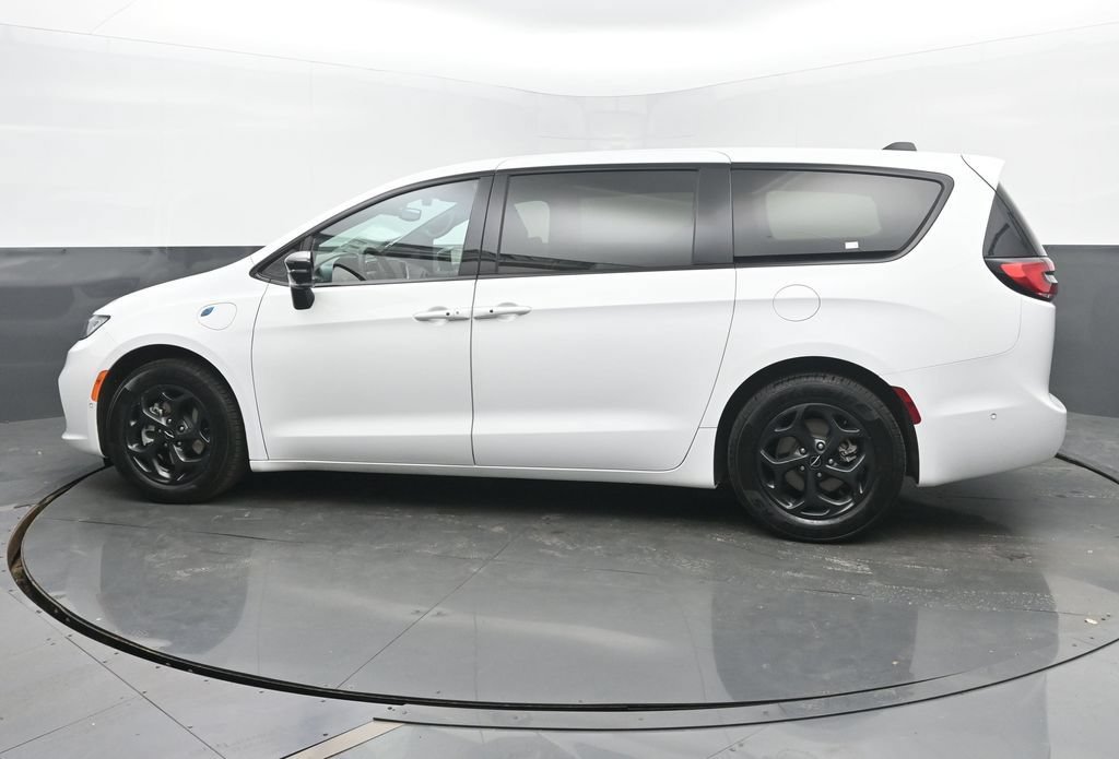 Used 2024 Chrysler Pacifica Limited FWD image 3