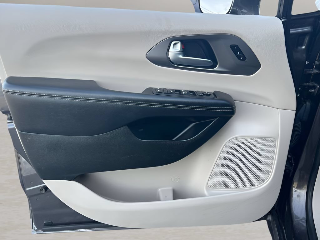 Used 2022 Chrysler Pacifica Touring-L FWD image 23