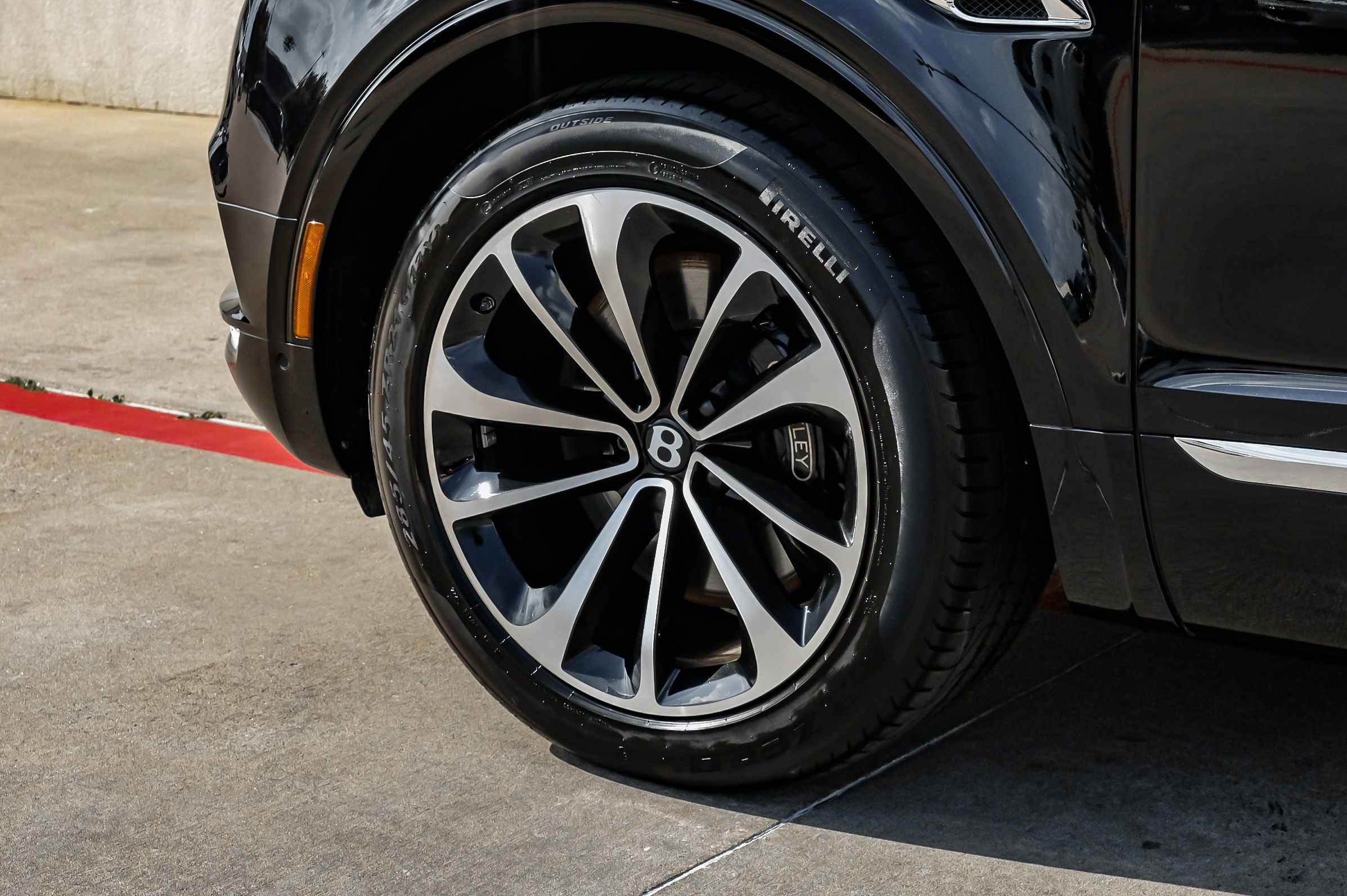 Used 2017 Bentley Bentayga image 58