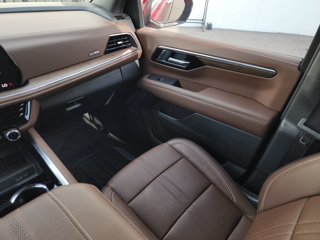 Used 2025 Chevrolet Tahoe High Country AWD/4WD image 24