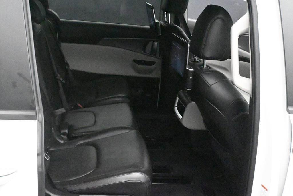 Used 2022 Kia Carnival LX FWD image 12