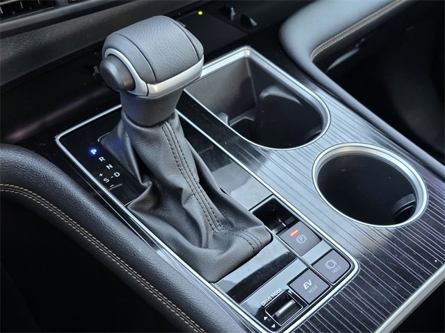 Used 2025 Toyota Sienna XLE Woodland Edition image 16