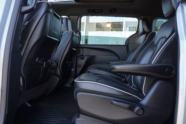 Used 2021 Chrysler Pacifica Limited w/ Uconnect Theater Family Group FWD image 25